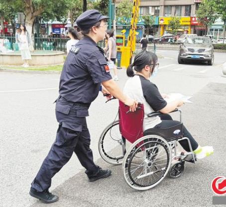 高考前女生腿受傷，女保安把輪椅推進考場